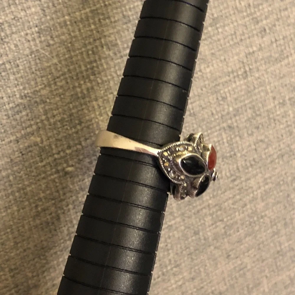 Vintage 925 sterling silver black & red stones & marcasite 8.25-8.5